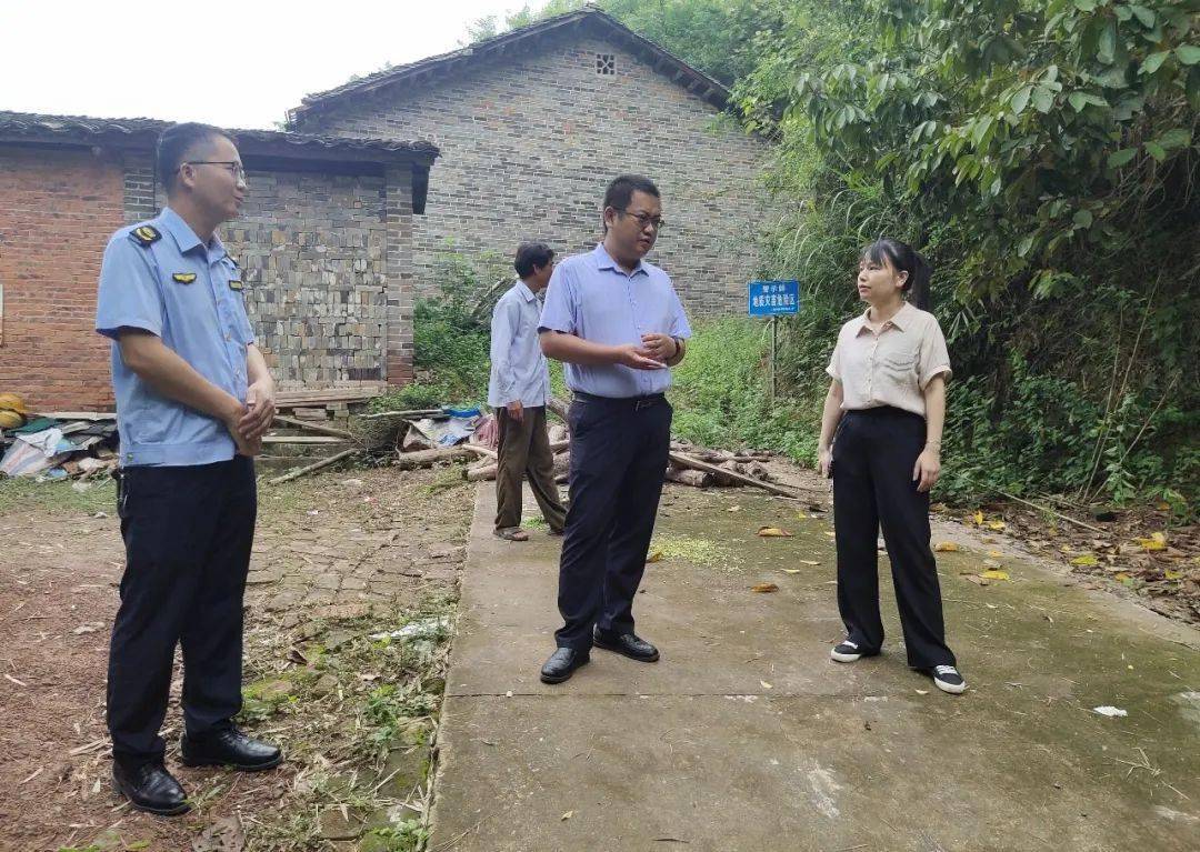 上思县政府领导深入一线指导"龙舟水"降雨期间地质灾害防御工作_何泉