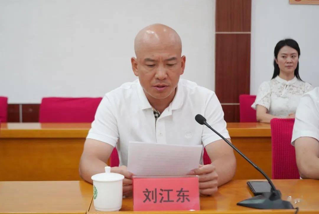 签约仪式上,四川新金路集团股份有限公司董事长刘江东就该集团的情况