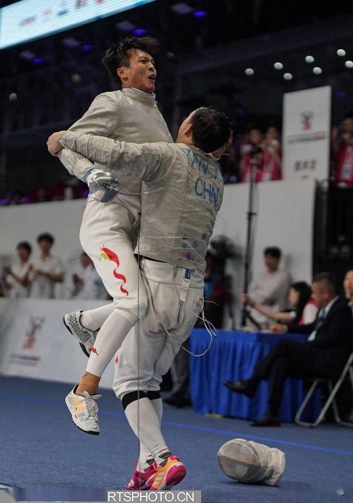 击剑亚锦赛|男子佩剑团体排位赛 中国队战胜日本队获得第三名_沈晨鹏