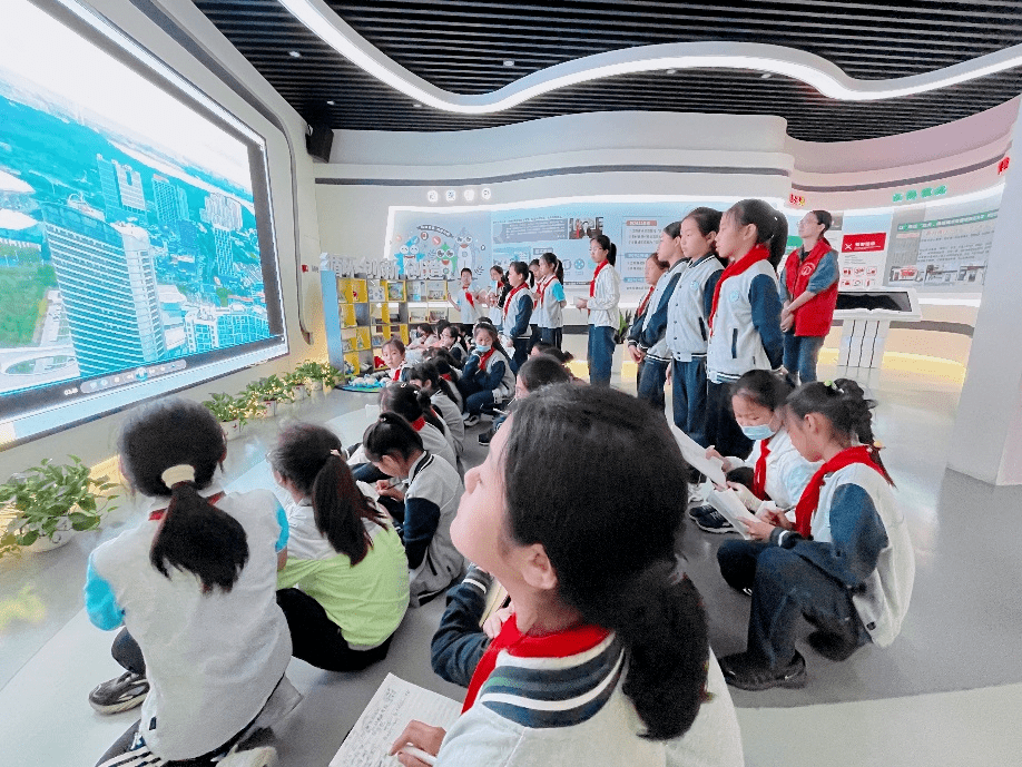 邀请江阴市敔山湾实验学校学生来到现场观摩垃圾处理工艺,开启了实践