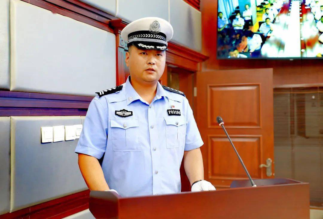 环城交警大队裕华东综合警务服务站辅警副中队长李晨光代表受聘辅警副