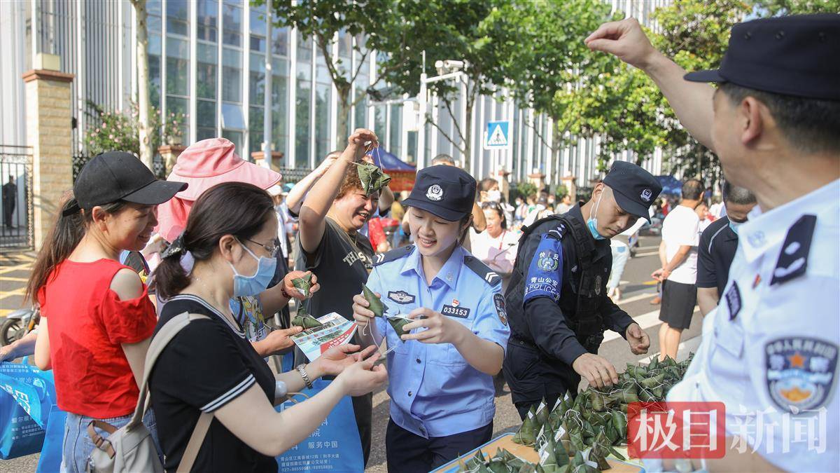 中考遇上端午,武汉青山警方在考点发放反诈粽子祝考生“一举高中”_家长_防范_英模