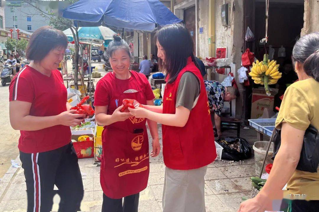 吴开梅 程钊 吴婧小箬乡 卓美燕/文张翔 海报/摄像洪婷婷/编导 张崇敏