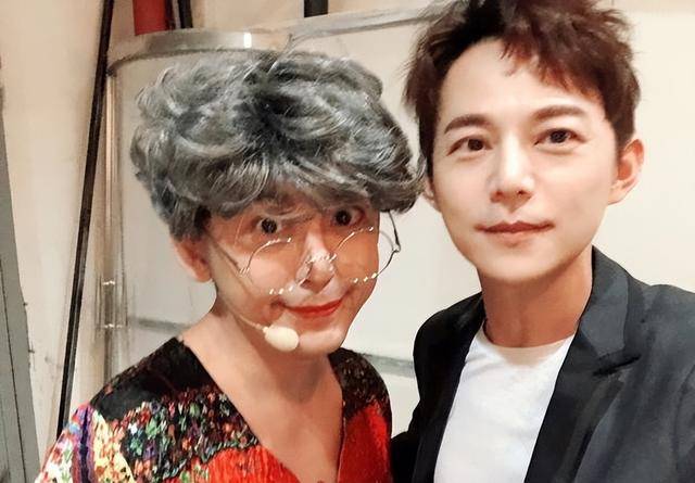 台湾大陆两大主持天王黄子佼和何炅的亲密合照_计划_文章_头条