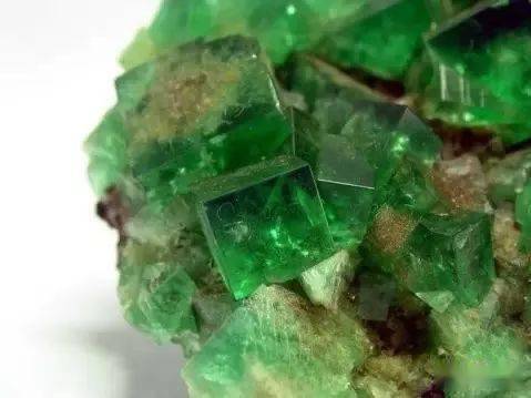 盘点彩色宝石们的原石之态_小南_平台_版权