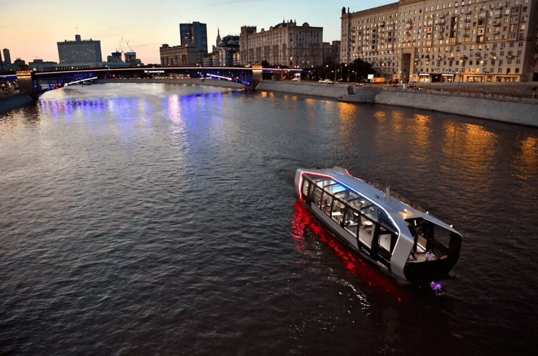 从基辅火车站开往shelepikha沿岸且带有全景观光玻璃的水上电车已经