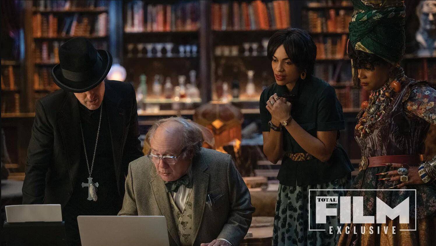 迪士尼新片《幽灵鬼屋》曝剧照 众人集结寻找真相_影片_房子_电影