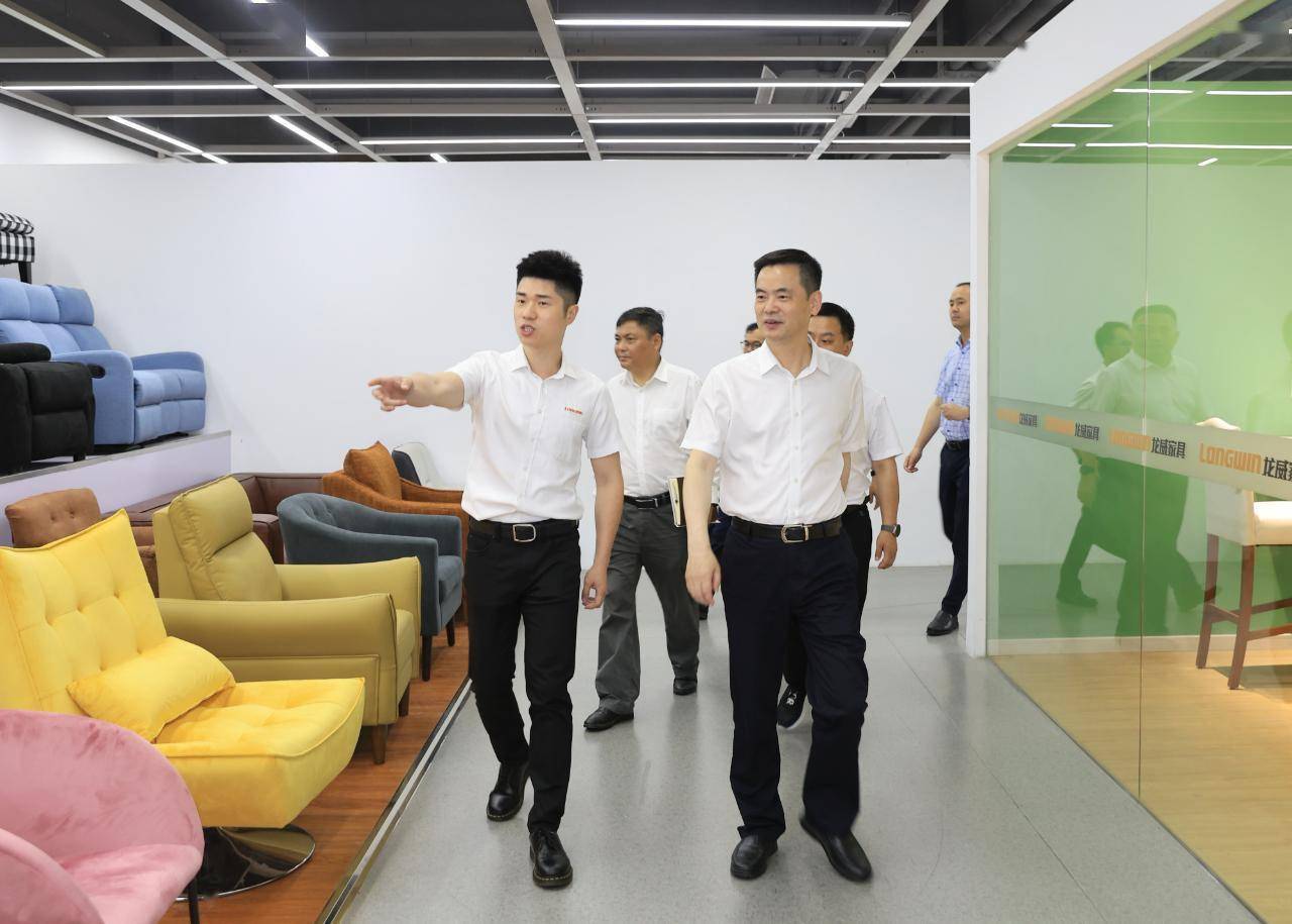 杨卫东:全力以赴攻项目抓建设拼经济保安全