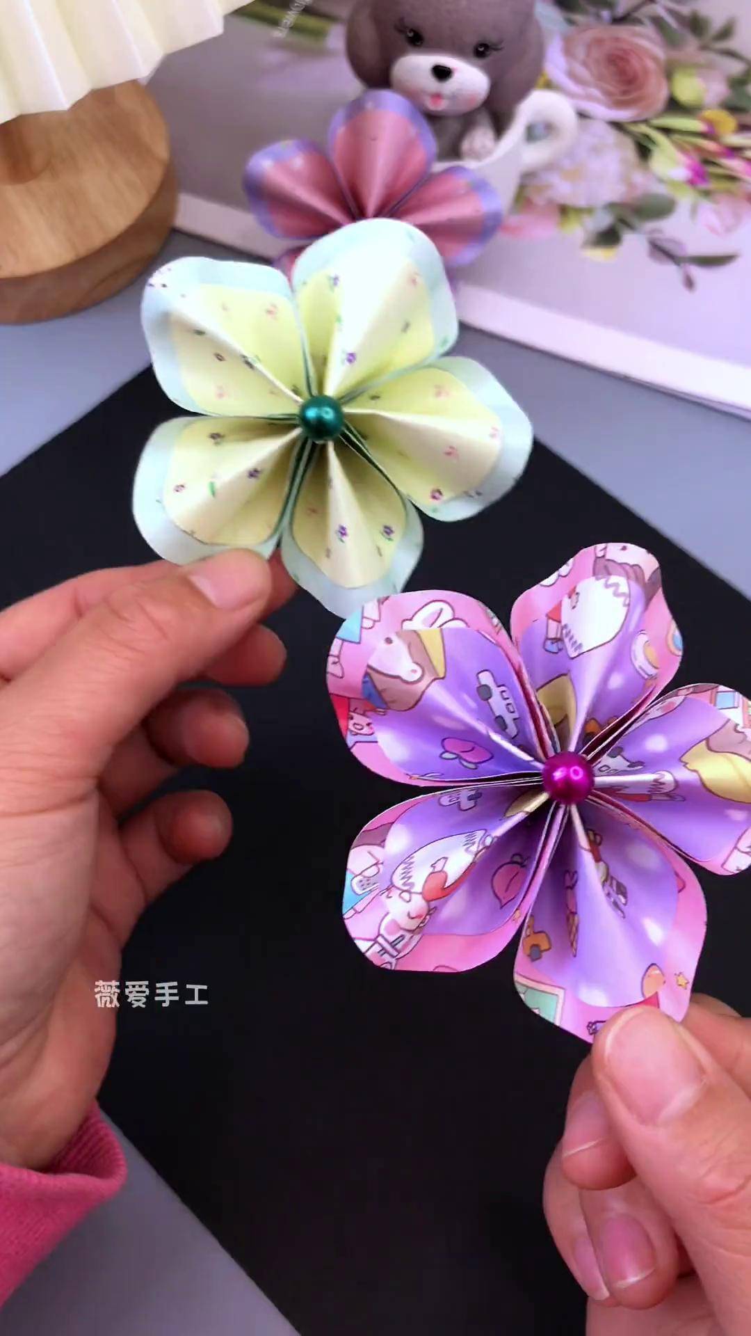 几张圆形纸就能做出好看的小花,快和孩子试一试吧 女神节手工 折纸