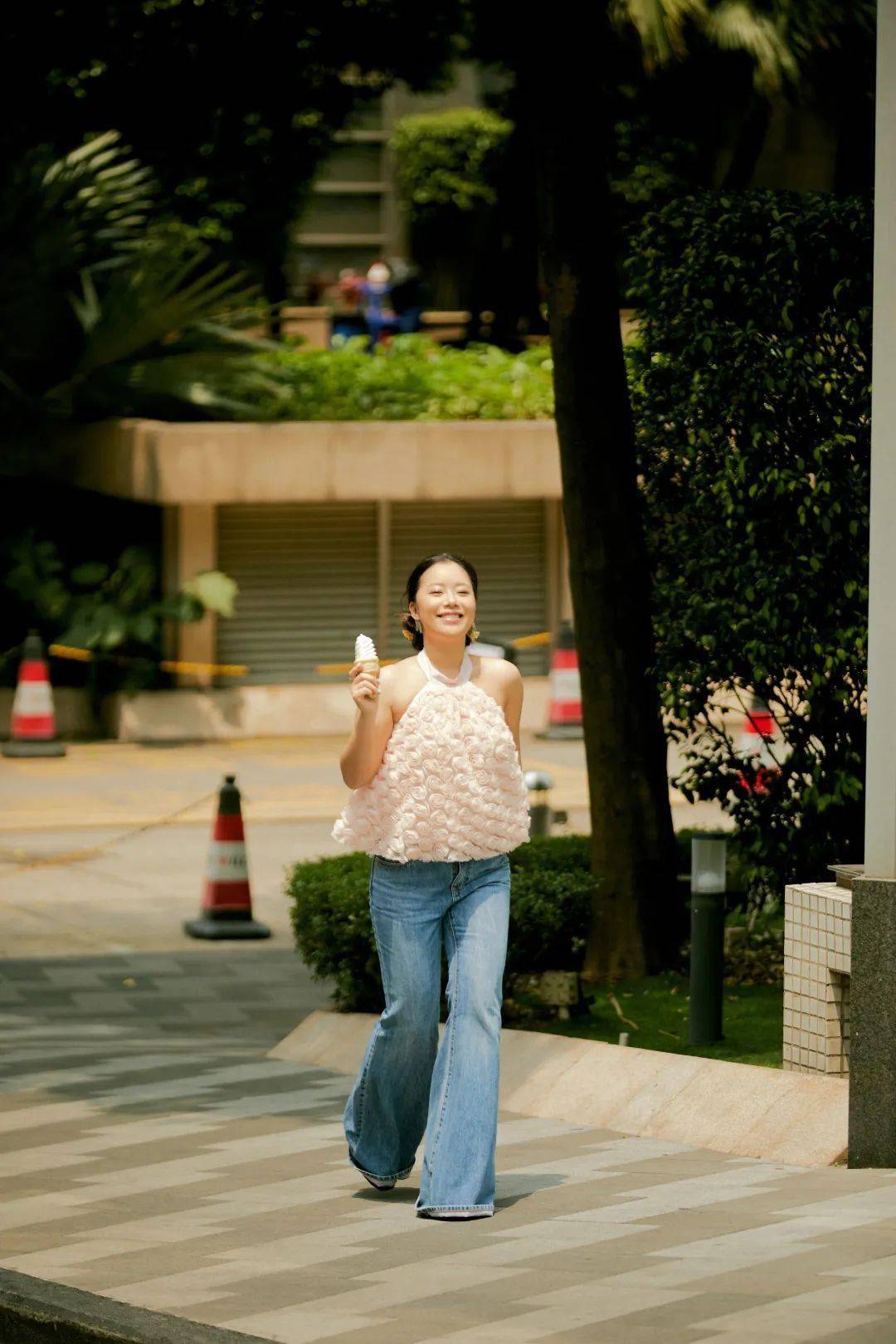 图片来源@王菊工作室王菊身穿嫩粉色花苞吊带搭配牛仔裤甜美俏皮,自信