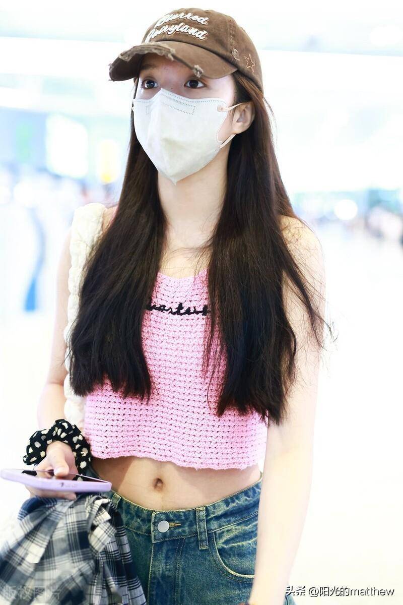 苏晓彤现身上海机场,身穿露脐粉色无袖线衫青春活力