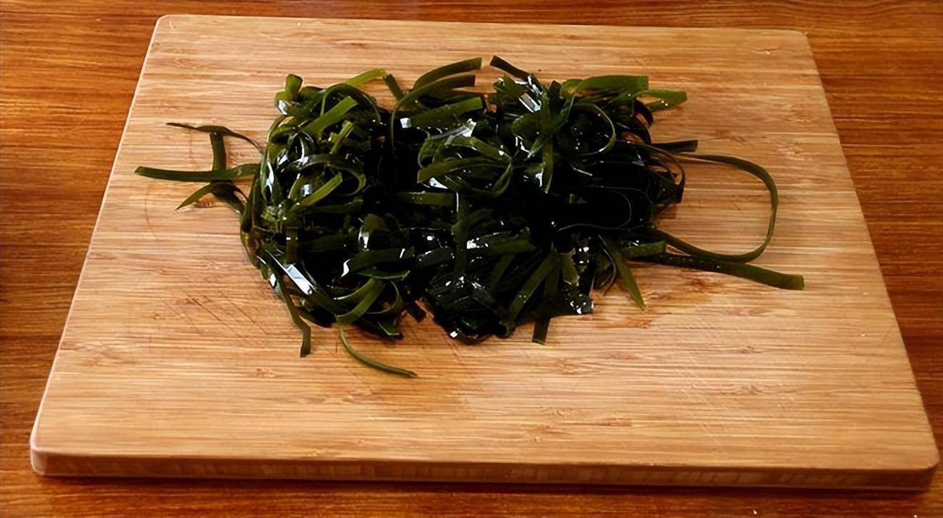 3, 锅中加入适量水,烧开将海带丝放入进去,加入一些盐焯一下水,捞出