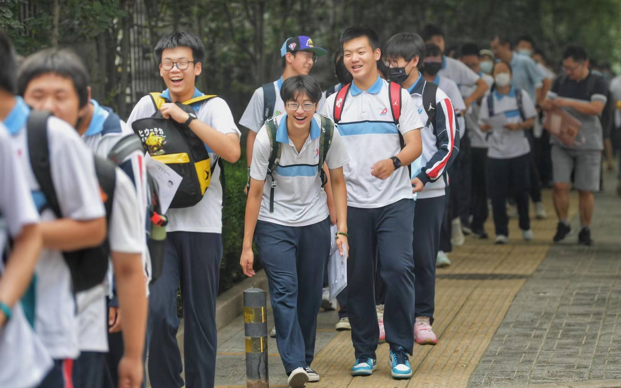 北京中考首日东直门中学考点:工作人员用轮椅送崴脚考生进考场_考试