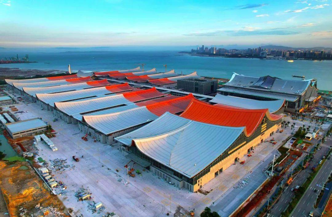 工人们顶着烈日加紧施工项目建设现场热火朝天厦门国际博览中心-展览
