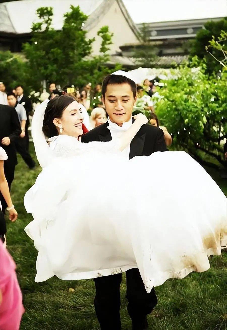刘烨法国老婆近照沧桑变化大!逛菜场与老狼玩乐队,儿女似印度人_安娜