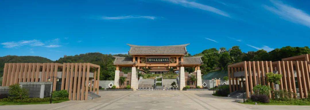 南宁市职工疗休养基地,主要包括植物王国,菩提山庄,游乐世界三部分,由