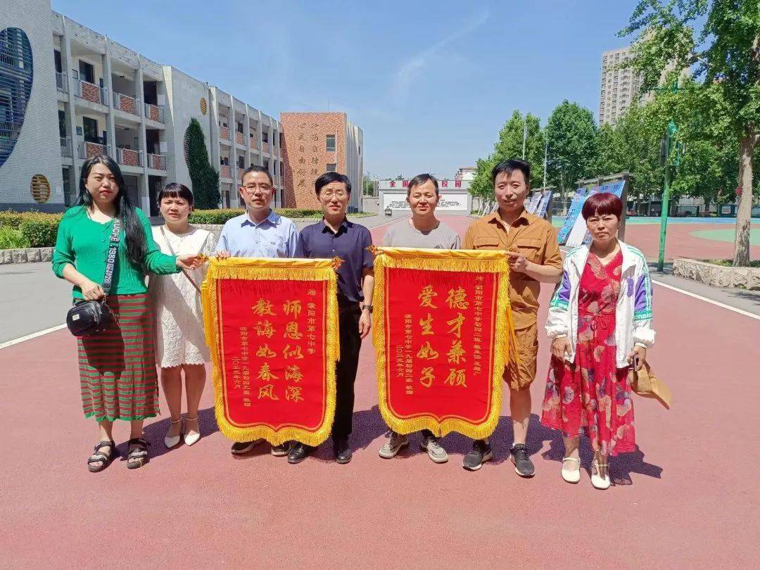 教诲如春风"——濮阳市第七中学九年级毕业生为母校赠送锦旗_家长_王