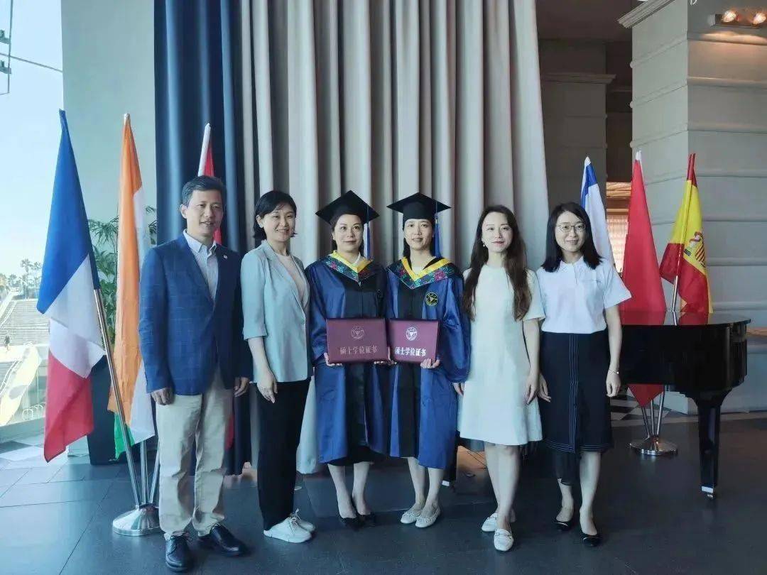 emba2021级1班李虹和2班林慧同学举行了简朴而极具纪念价值的毕业仪式