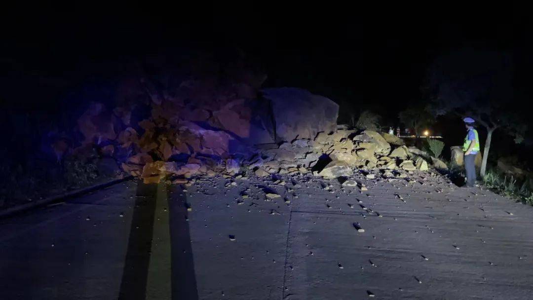 省道219线双洋大瑶临近溪口路段出现山体滑坡,请过往车辆和行人注意