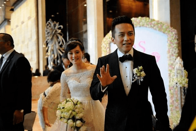 婚礼当天,孙俪已经怀上了等等,2014年她又生下女儿小花,一家四口生活