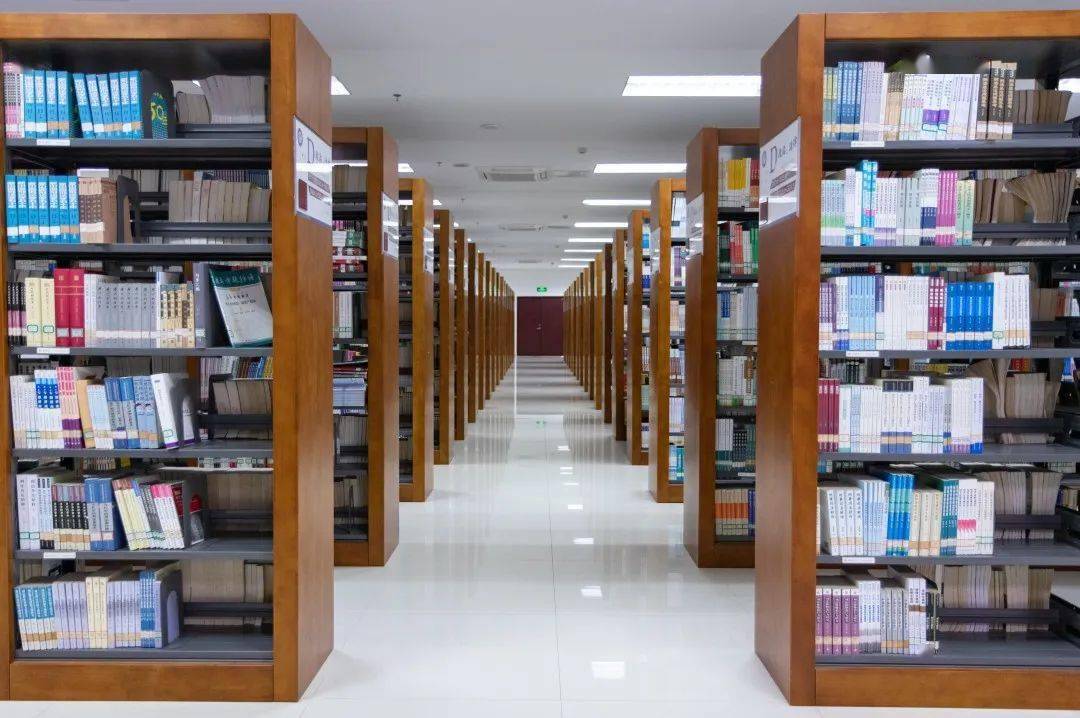 交人提供了知识的海洋北区图书馆被誉为全省高校最美图书馆清净雅致