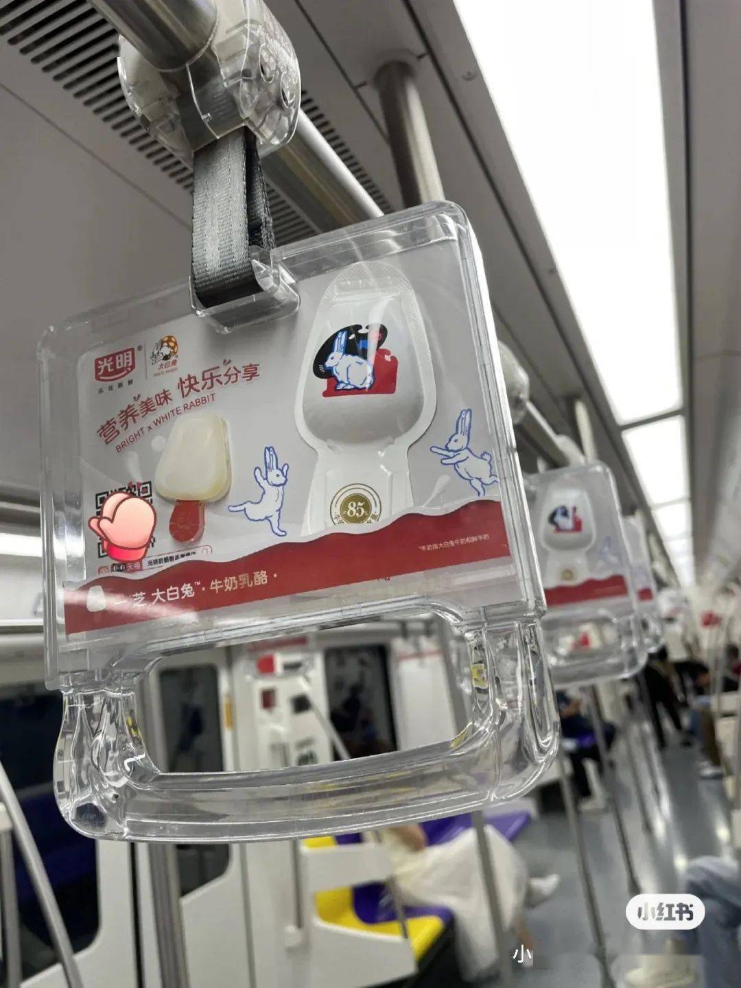 直接拿零食吃,地铁拉手广告这么炸裂了吗?_设计的_网友_成为了