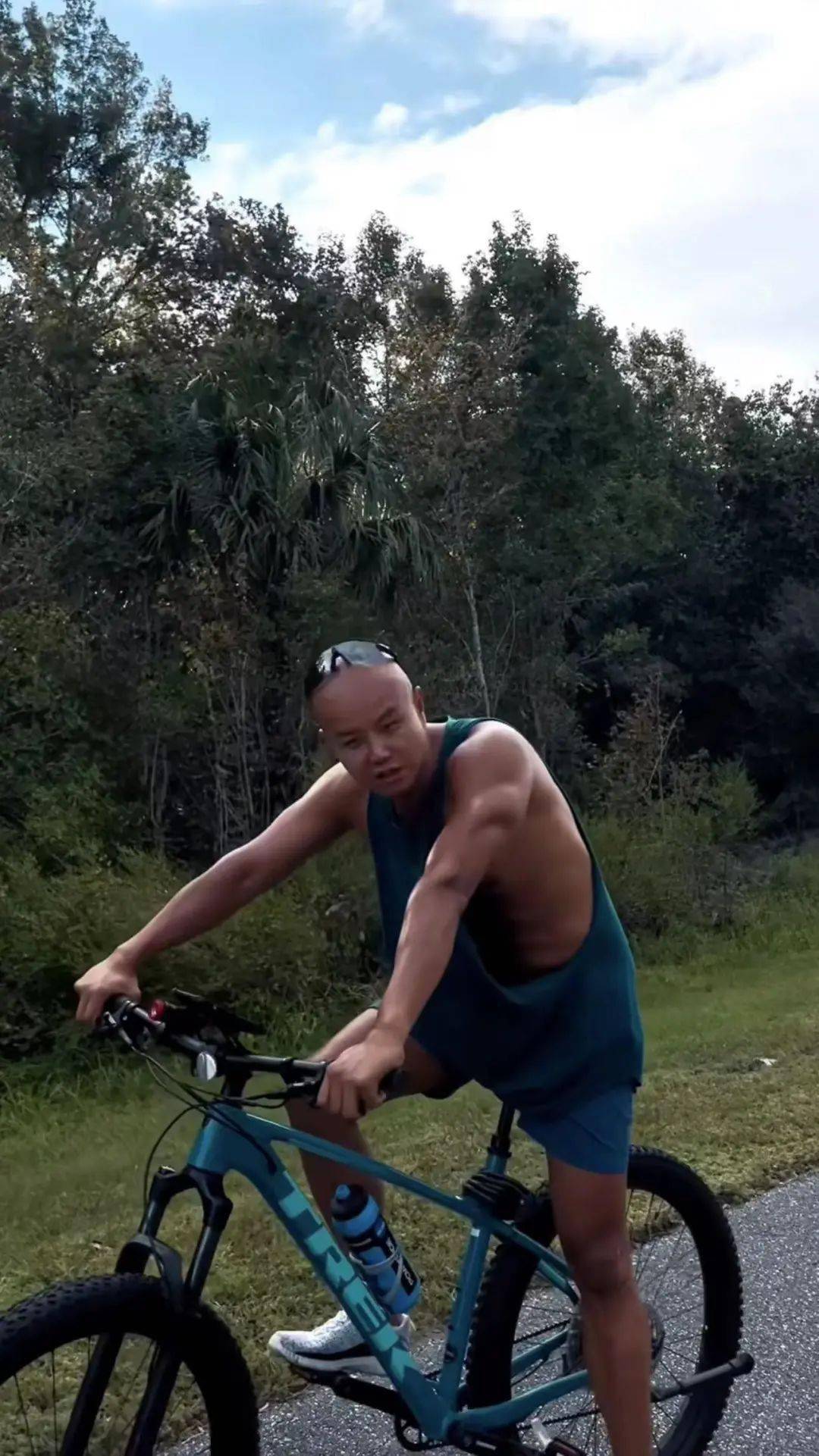 已经48岁的乐嘉显得特别年轻,身材保持得相当不错,浑身黝黑,肌肉非常