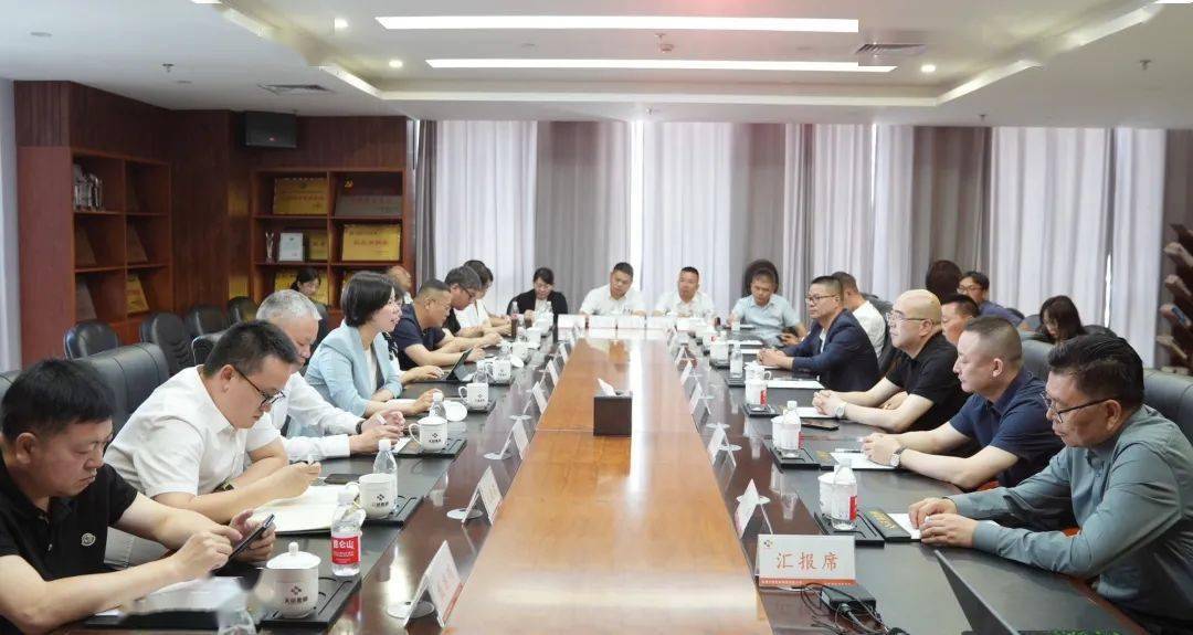 产业战略规划等情况,并与新疆汇嘉时代百货股份有限公司董事长潘锦海