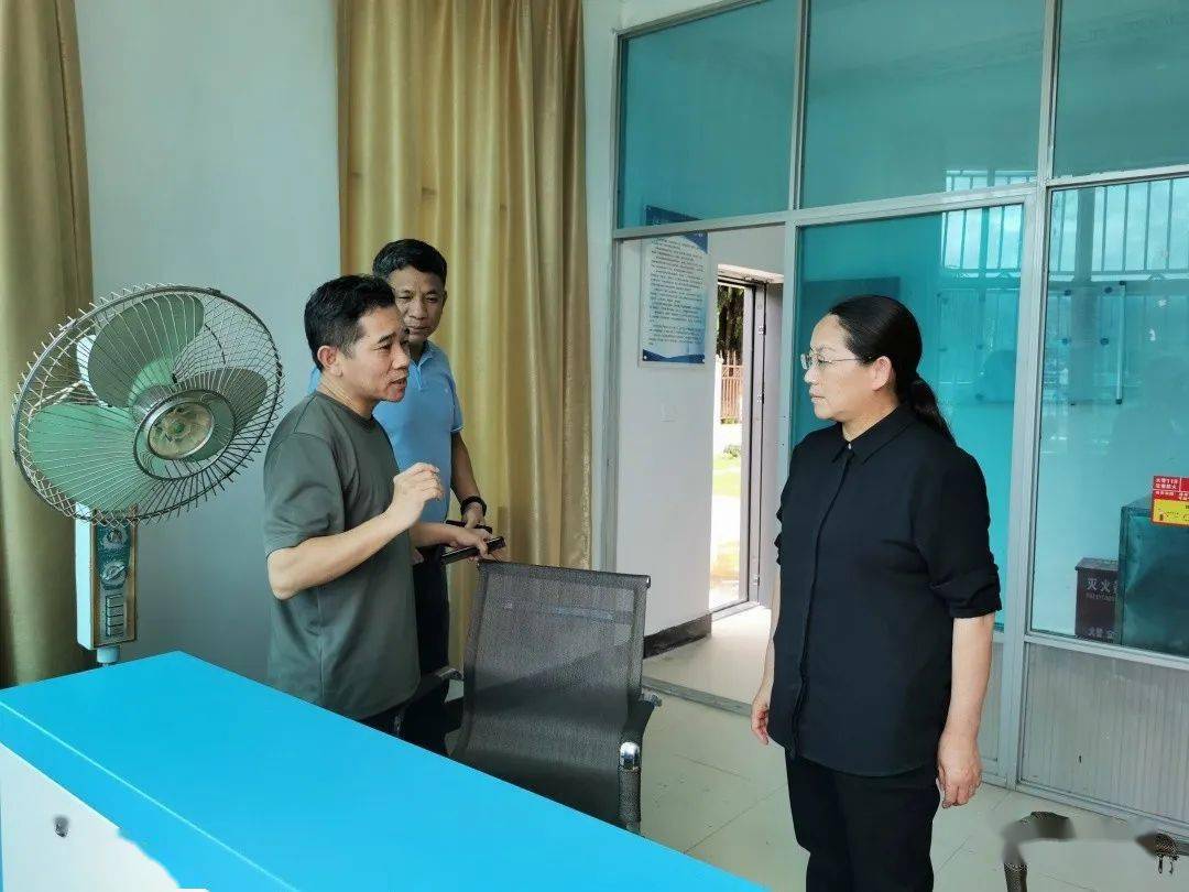 赵冬梅在盈江县委书记,县水利局主要领导等陪同下,深入防汛一线——拉