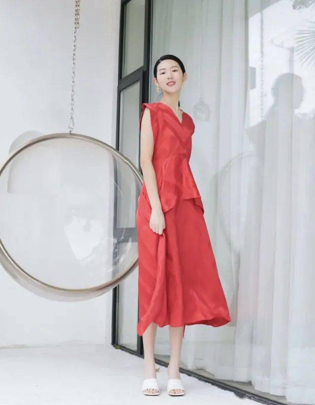 今夏火了一种颜色,叫"荔枝红",气质显白又衬肤,太适合黄皮了