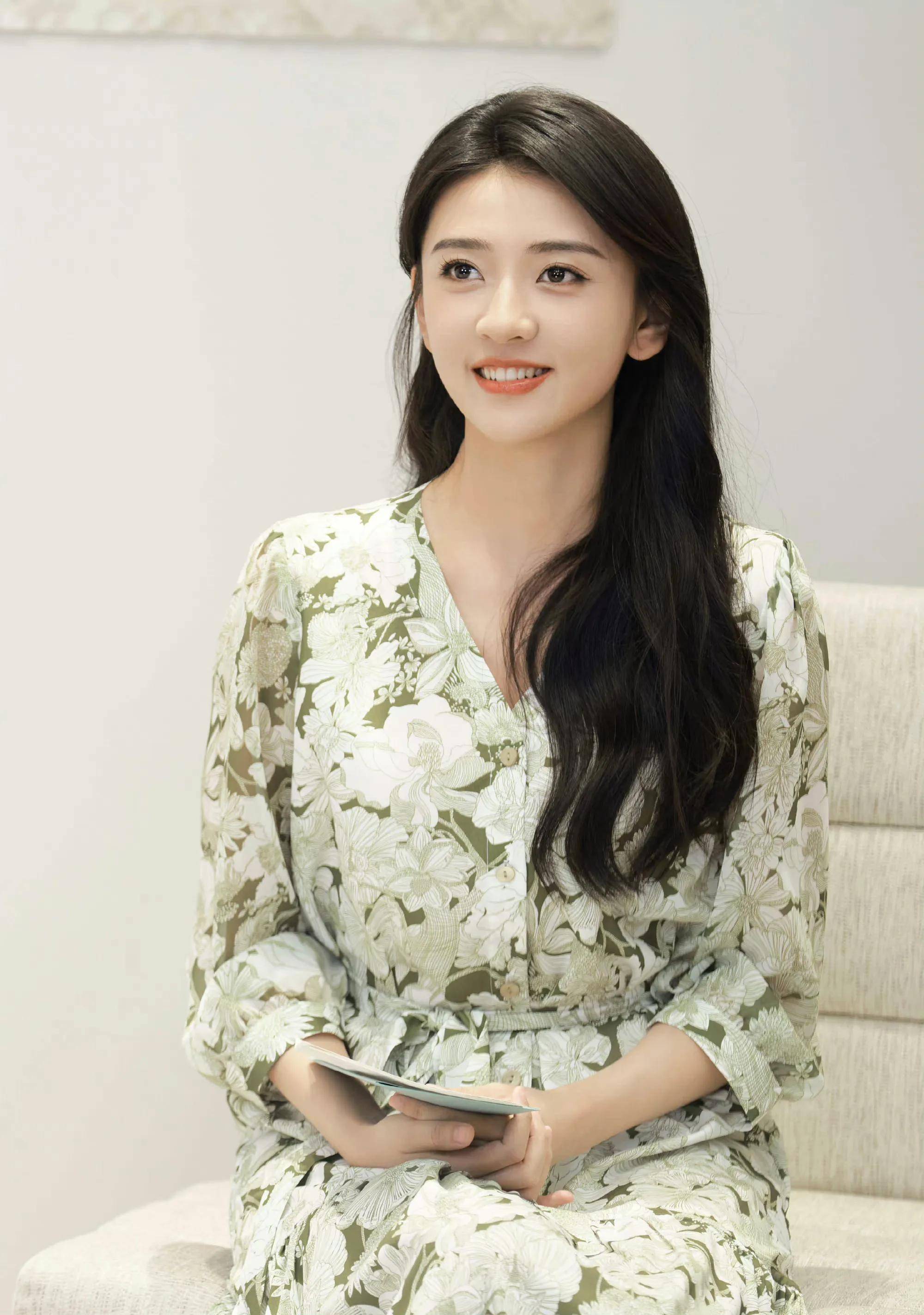 女星梁洁写真合集:甜美靓丽,秀丽可人