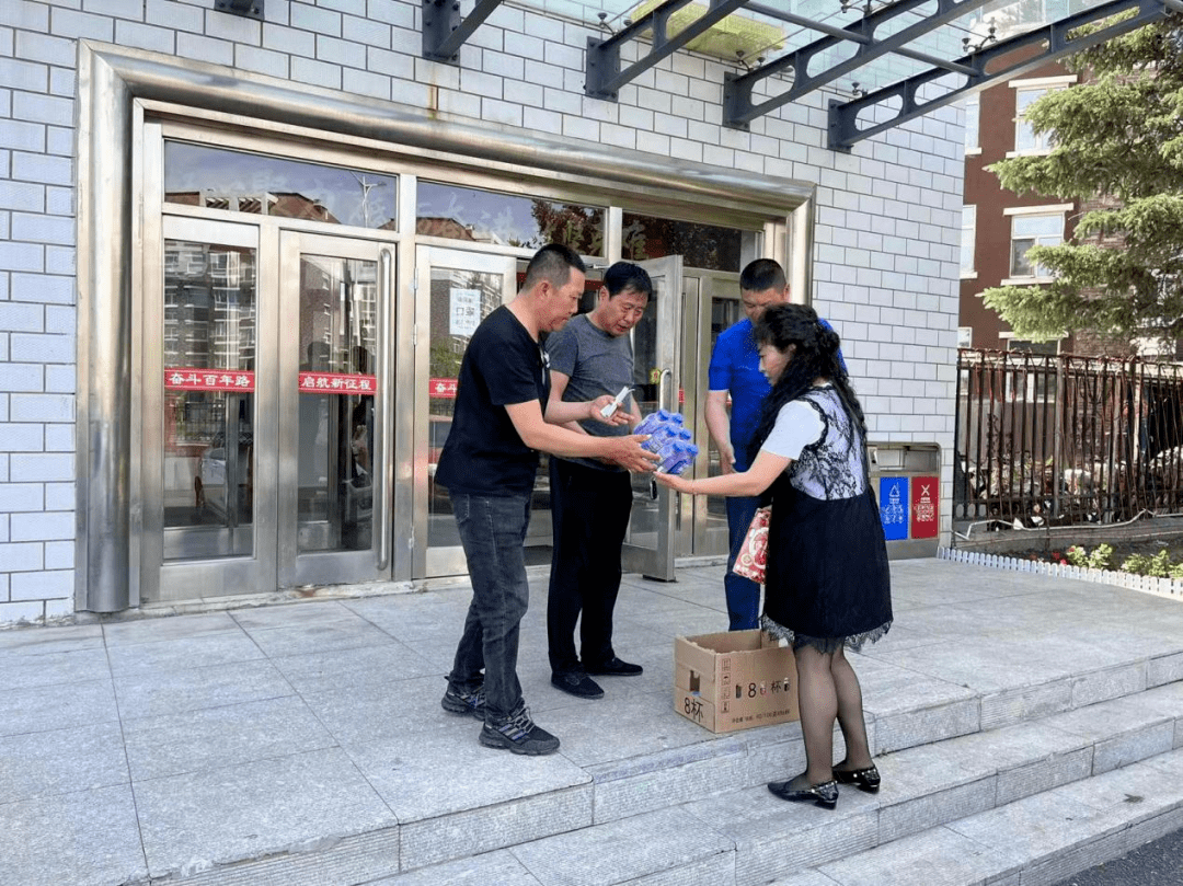 火狐电竞园林绿化服务中心：高温下 为一线绿化工人送清凉(图1)