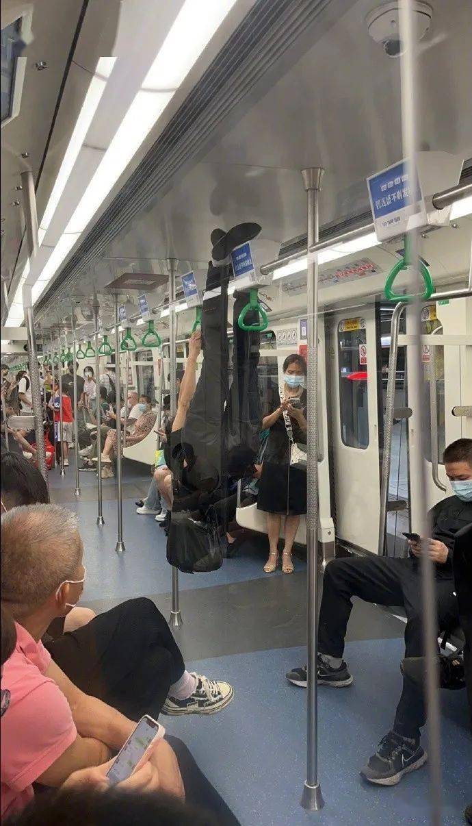 蔡徐坤被曝一夜情后让女生怀孕堕胎?网友傻眼:prada代言人真的有毒!
