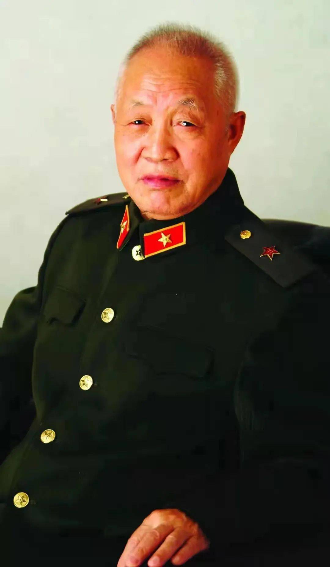 是《金色的鱼钩》里老班长的原型之一老红军王玉清课文讲述红军长征路