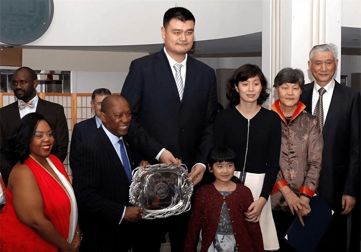 姚明父母近况:71岁父亲满头白发,75岁母亲苍老,盼望姚明生二胎_方凤娣