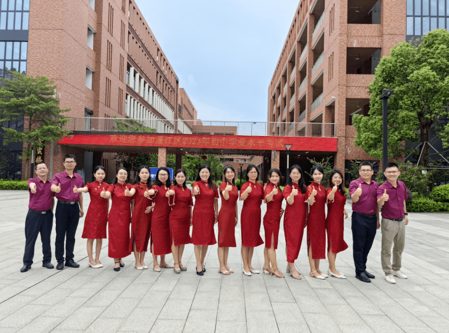 紫茶中学在进考场的校道上,荷塘中学挂上了寓意美好的"高粽"和七年级