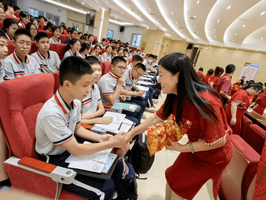 紫茶中学在进考场的校道上,荷塘中学挂上了寓意美好的"高粽"和七年级