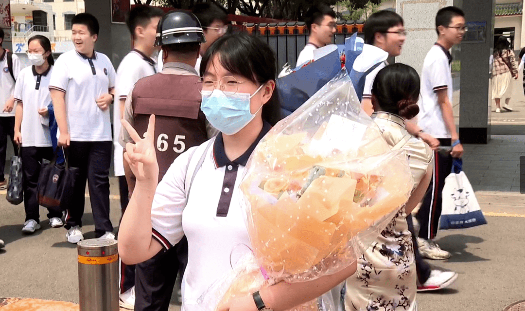 现场直击今天上午,记者在通州区玉桥中学考点外看到,不少家长捧着鲜花