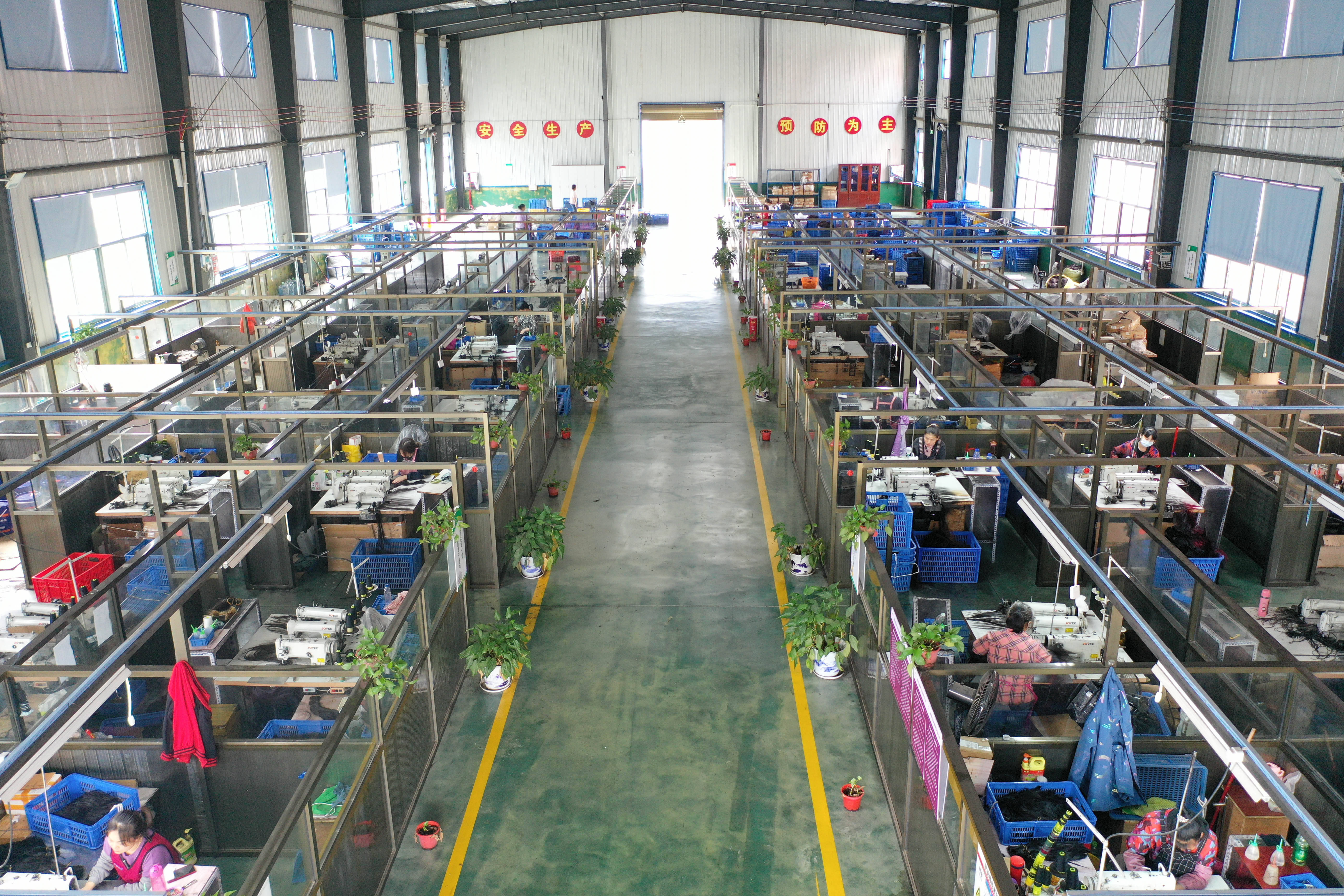 5月25日,工人在湖南邵阳美丽来发制品有限公司车间内生产假发(无人机