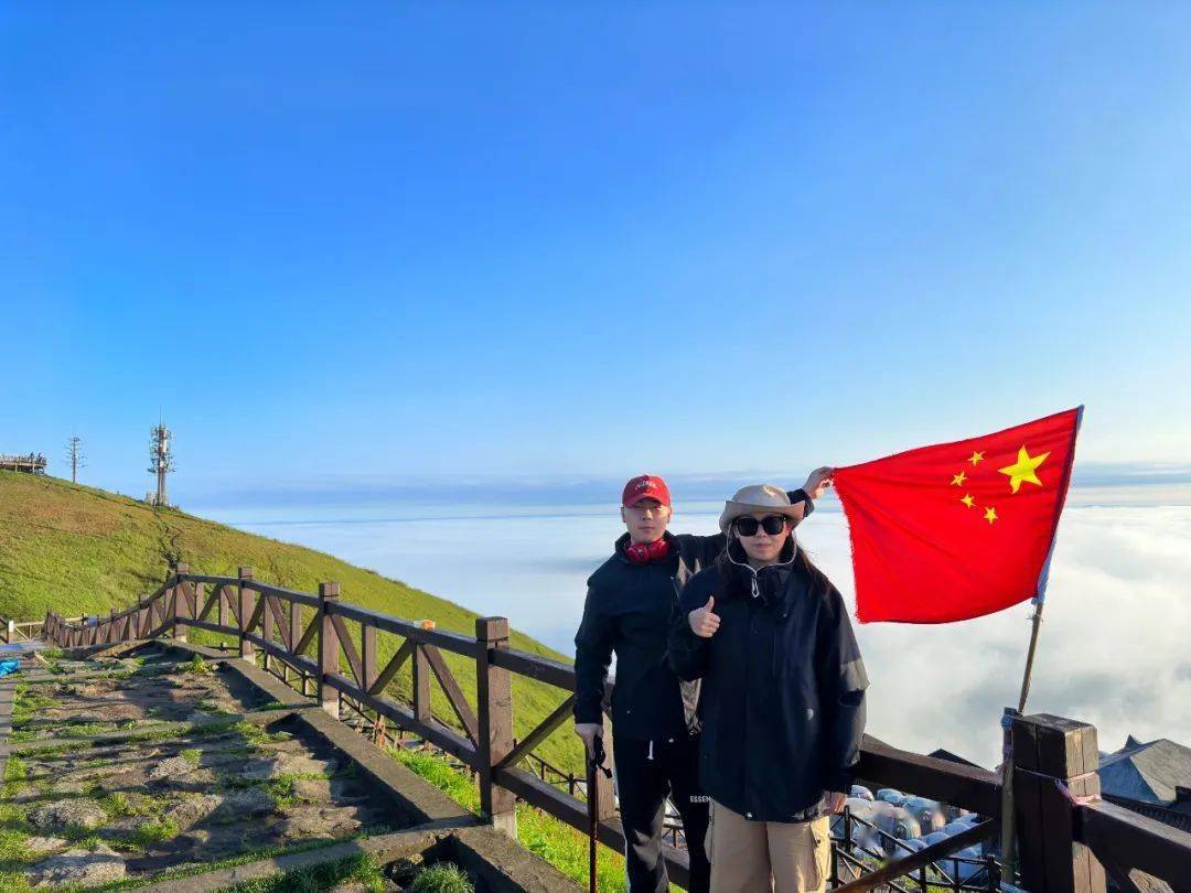 七一建党节,总要见一下红旗满山的武功山吧~_青年_青春_东方