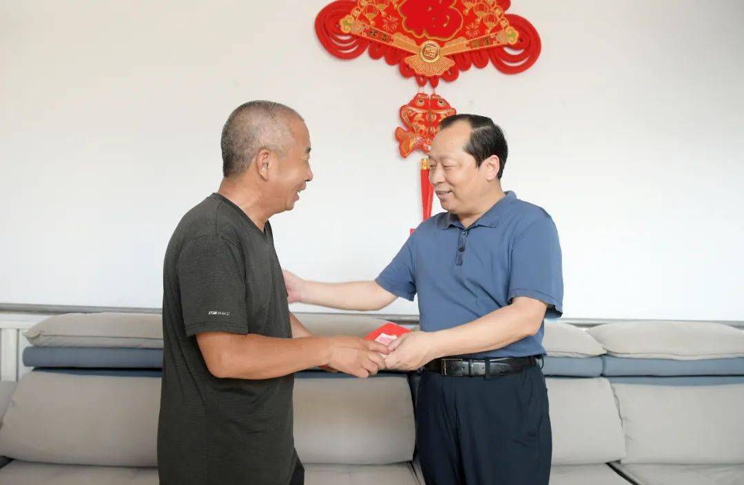 陈珍礼开展"七一"走访慰问活动_全县_身体_关怀