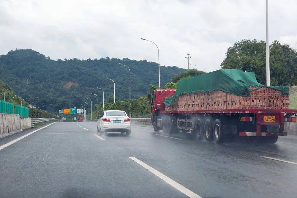 另環矯,目前大部分貨車仍選擇與繞城高速平行的國省幹線及城市道路