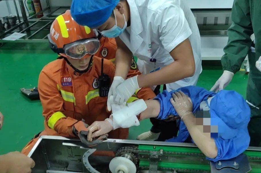 惨!工人手臂被食品包装机死死"咬住"