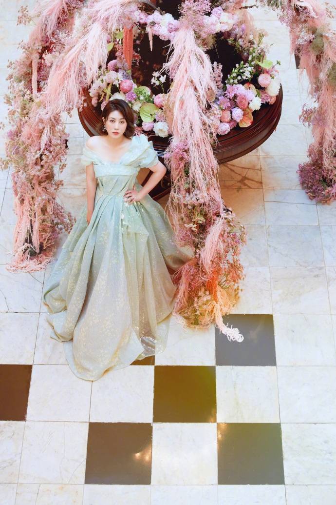 马丽微博晒九宫格美照庆生:祝我们都快乐享受当下,积极拥抱未来_来源_