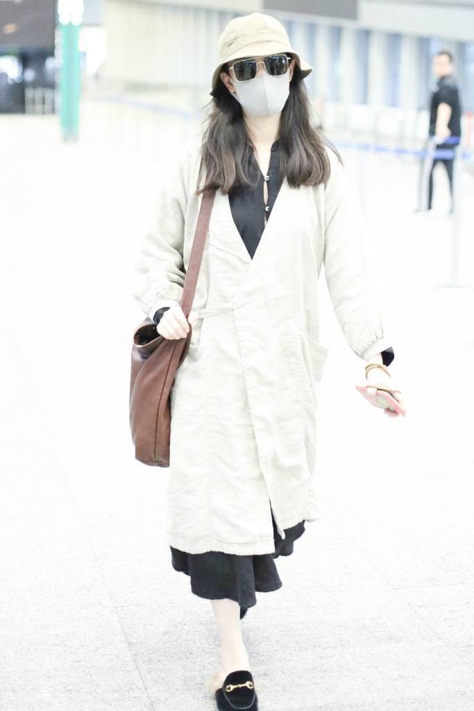 《消失的她》中倪妮帅出天际 而她的私服穿搭完全大变样……_机场