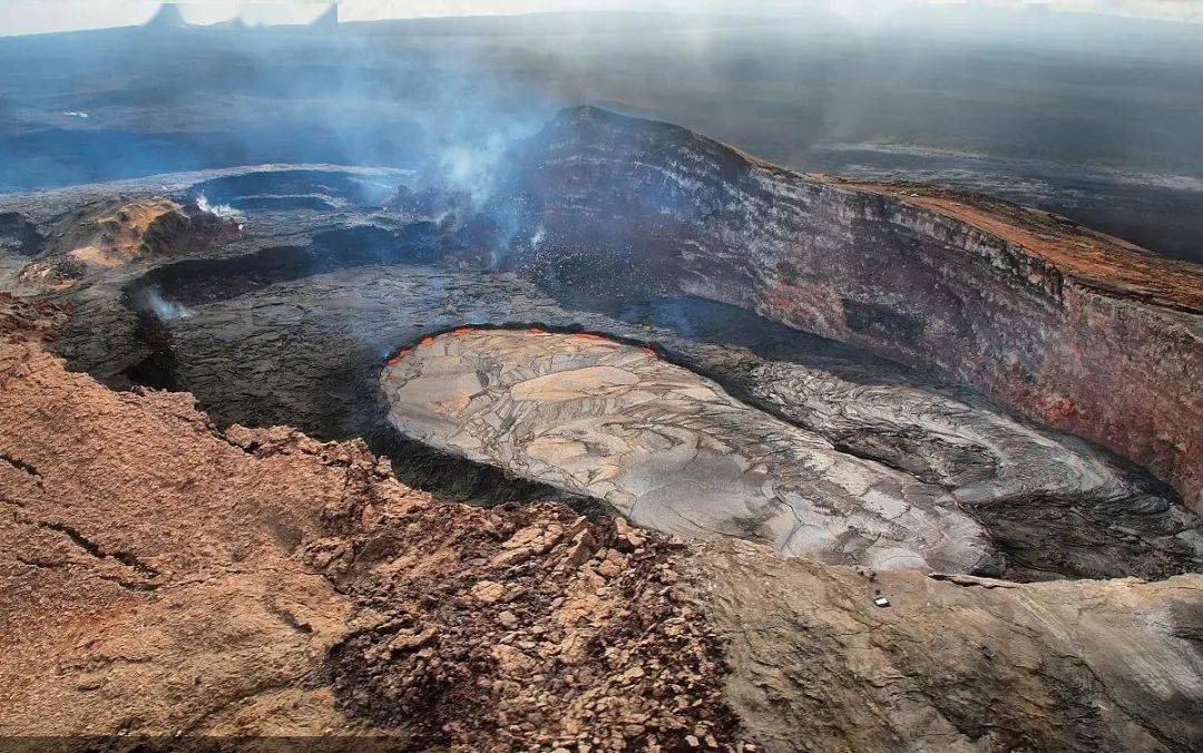 2. 熔岩湖断层陷落积水成湖.多呈长条状,湖形狭长,水深而清澈.