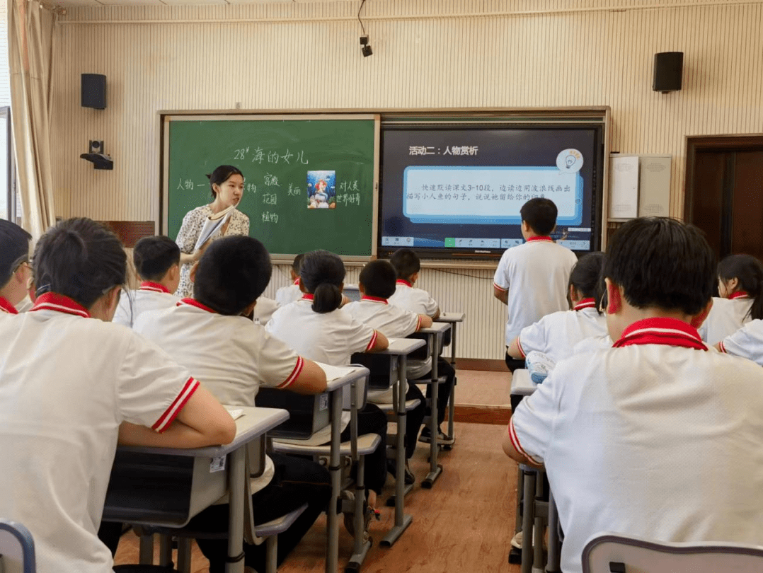 上湾小学语文教师王凯乐带来课例展示《海的女儿》.