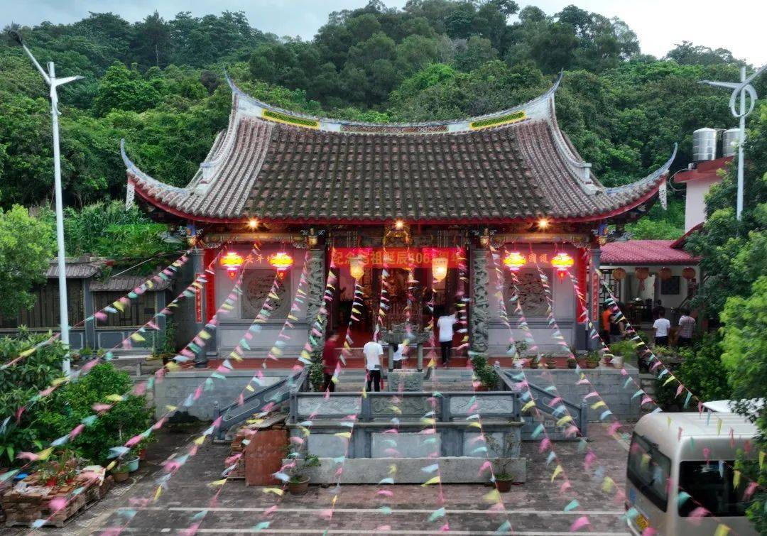 昭惠庙赠送交流纪念品并合影留念涵江区前林天后宫赠送交流纪念品并