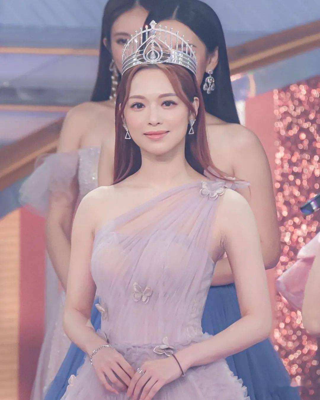 现年29岁tvb艺人冯盈盈(crystal)港姐夺冠后获公司力捧,惟早前传出她