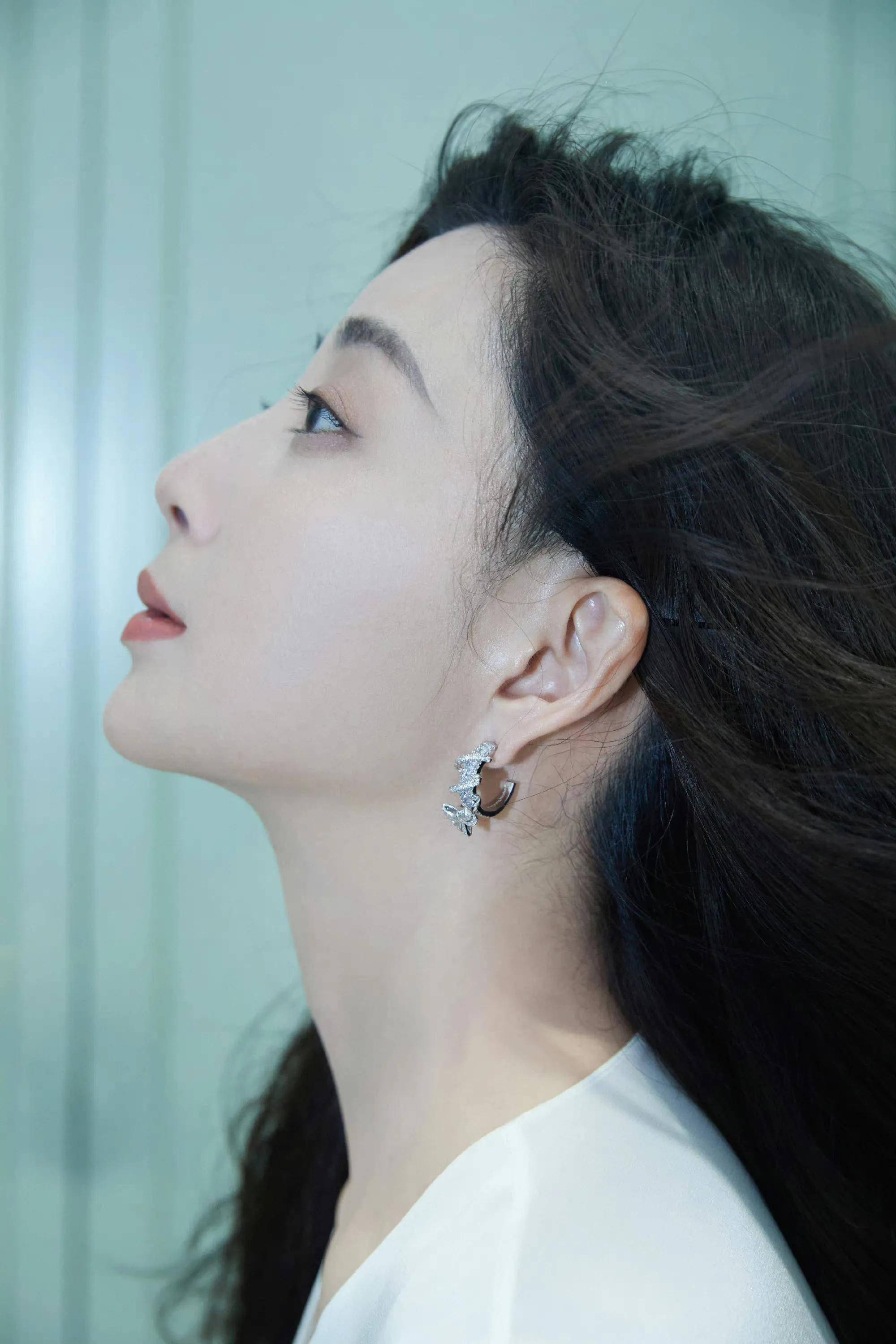 殷桃时尚写真:端庄优雅,温婉大方